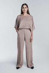 Kaarna sand box shirt worn by a model with matching kaarna wide pants. Hálo from north