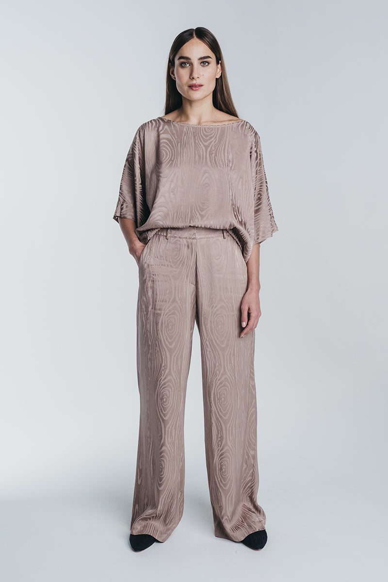 Kaarna sand box shirt worn by a model with matching kaarna wide pants. Hálo from north