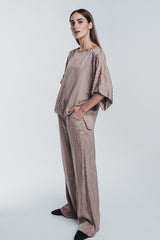 Kaarna sand box shirt worn by a model with matching kaarna wide pants. Hálo from north