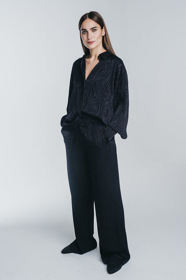 Kaarna collar shirt in black worn with matching kaarna wide pants. Hálo from north