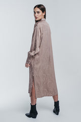 Kaarna long shirtdress in sand. Picture from the behind. Hálo from north