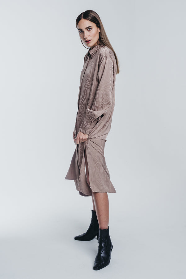 Kaarna long shirtdress in sand paired with black boots. Picture from the side. Hálo from north