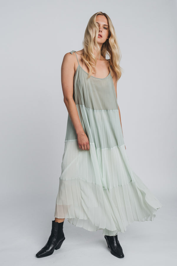 Kajo pleated maxi dress. Hálo from north