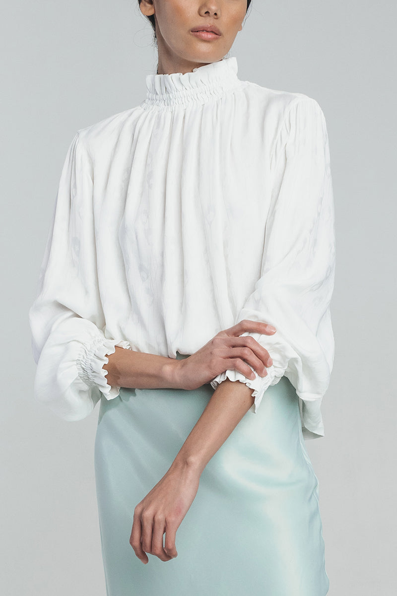 Neva blouse in white paired with kajo slip skirt in misty green. Hálo from north