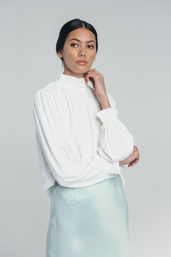 Neva blouse in white paired with kajo slip skirt in misty green. Hálo from north