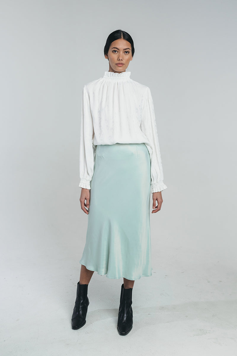 Neva blouse in white paired with kajo slip skirt in misty green. Hálo from north