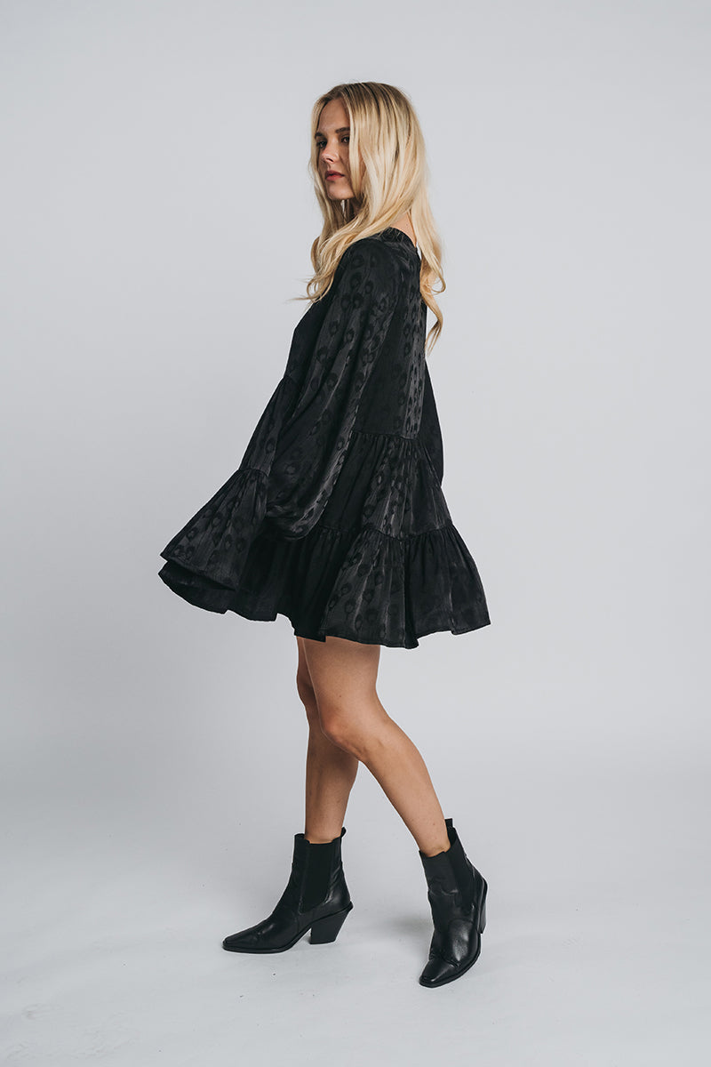 Neva mini belldress in black. Side picture. Hálo from north