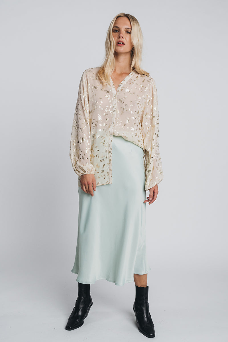 Petronella chiffon blouse paired with kajo slip skirt in misty green. Hálo from north