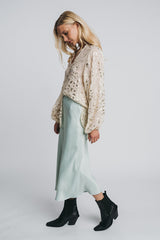 Petronella chiffon blouse paired with kajo slip skirt in misty green. Video. Hálo from north