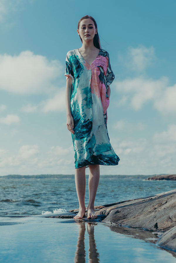 Reidar v-kaftan in blue and pink pattern. Hálo x Reidar Särestöniemi EXCLUSIVE