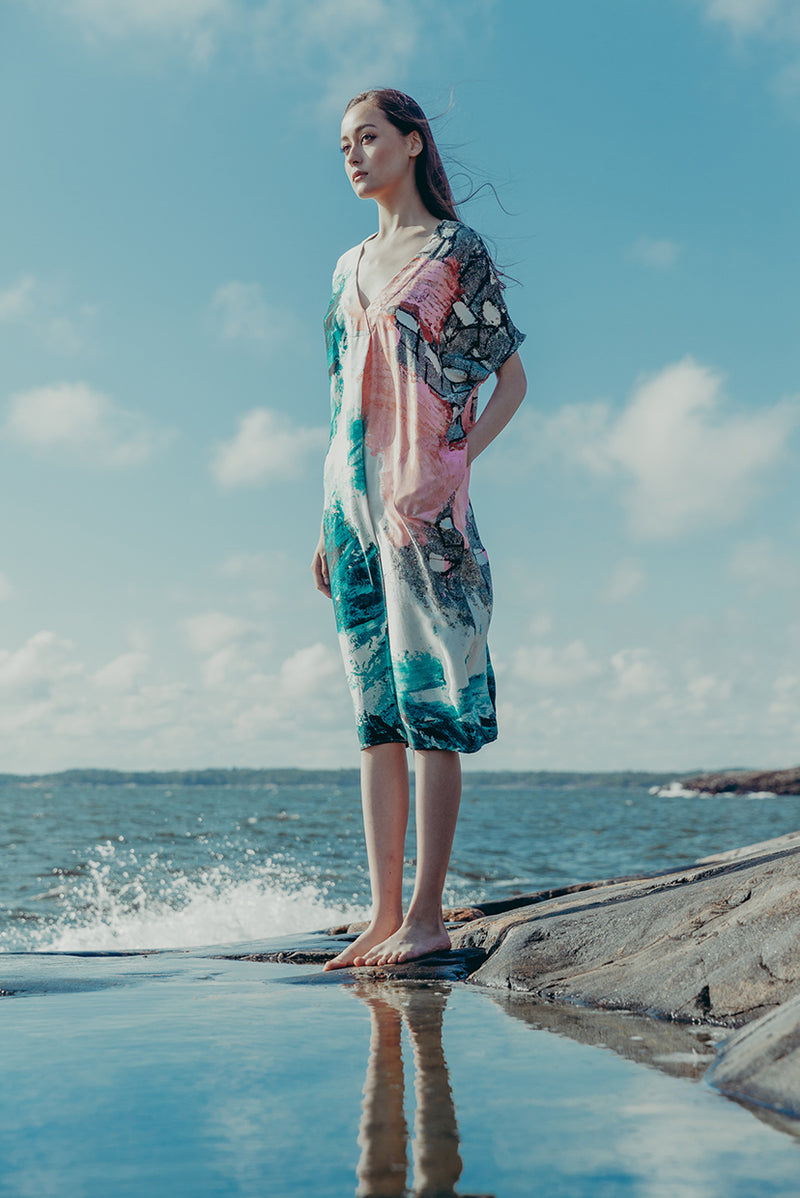 Reidar v-kaftan in blue and pink pattern. Side picture. Hálo x Reidar Särestöniemi EXCLUSIVE