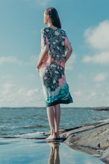 Reidar v-kaftan in blue and pink pattern. Picture from behind. Hálo x Reidar Särestöniemi EXCLUSIVE