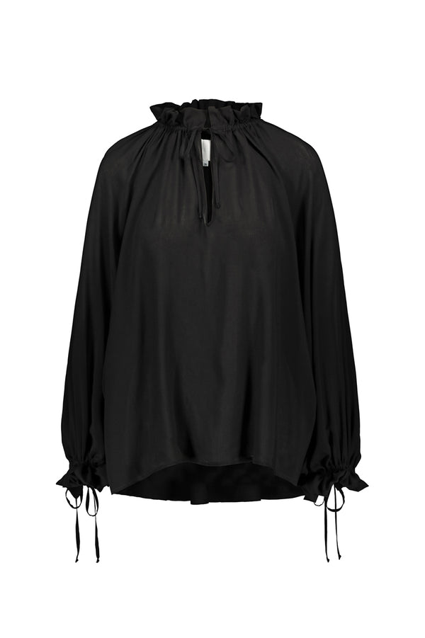 Tundra blouse in black. Front picture of the product. Hálo from north