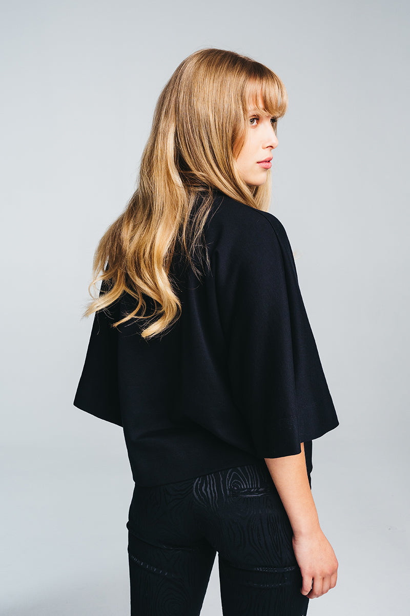 Tundra box shirt in black paired with kaarna pants. Picture from behind. Hálo from north