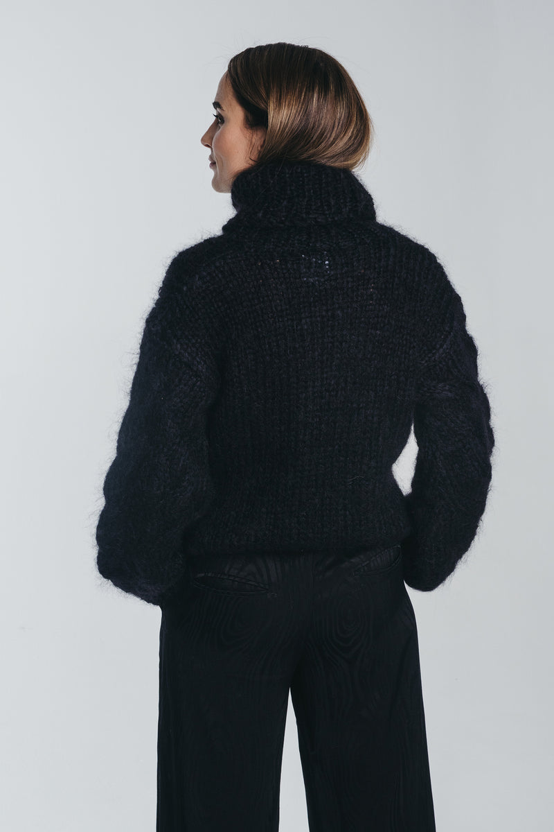 KAARNA handknitted turtleneck in black