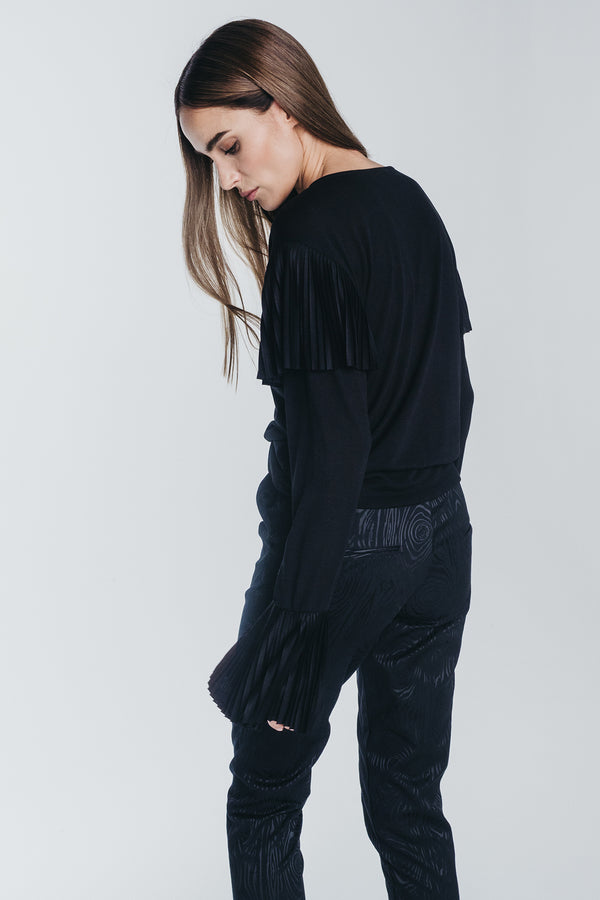 Kajo pleated blouse in black worn with kaarna pants. Picture from behind. Hálo from north