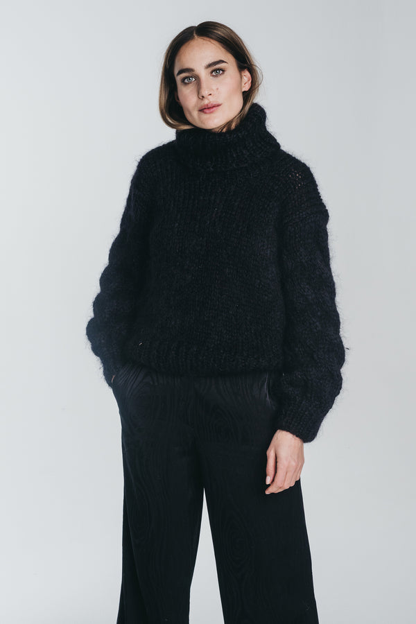 KAARNA handknitted turtleneck in black