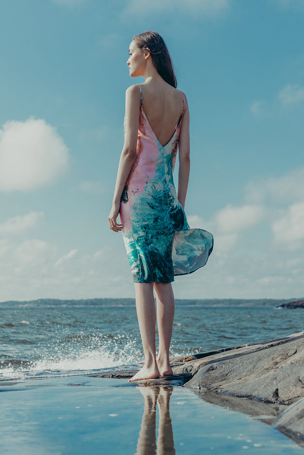 Reidar slipp dress in blue and pink pattern. Picture from behind. Hálo x Reidar Särestöniemi EXCLUSIVE