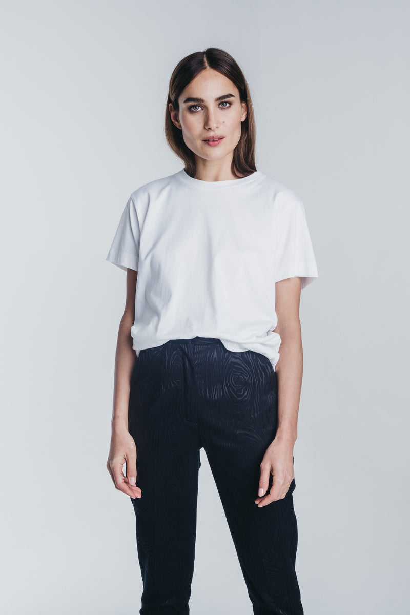 Tundra t-shirt in white paired with kaarna pants. Hálo from north