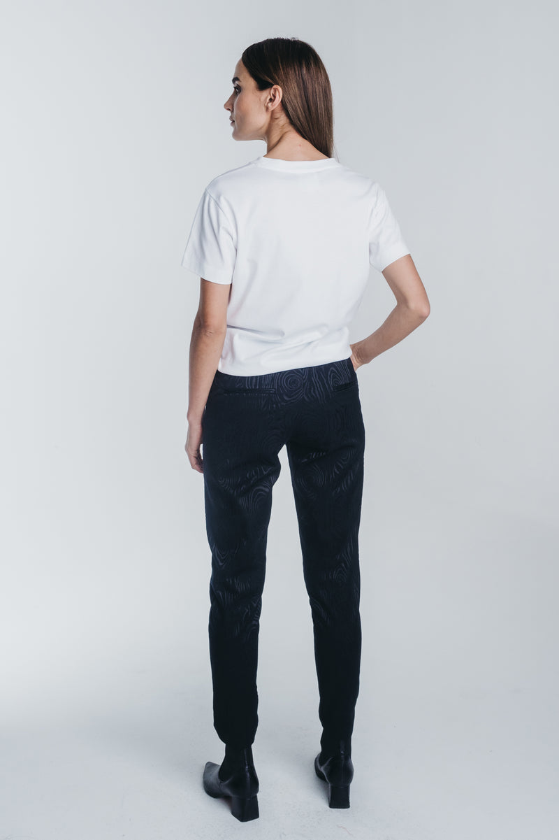 Tundra t-shirt in white paired with kaarna pants. Picture from behind. Hálo from north